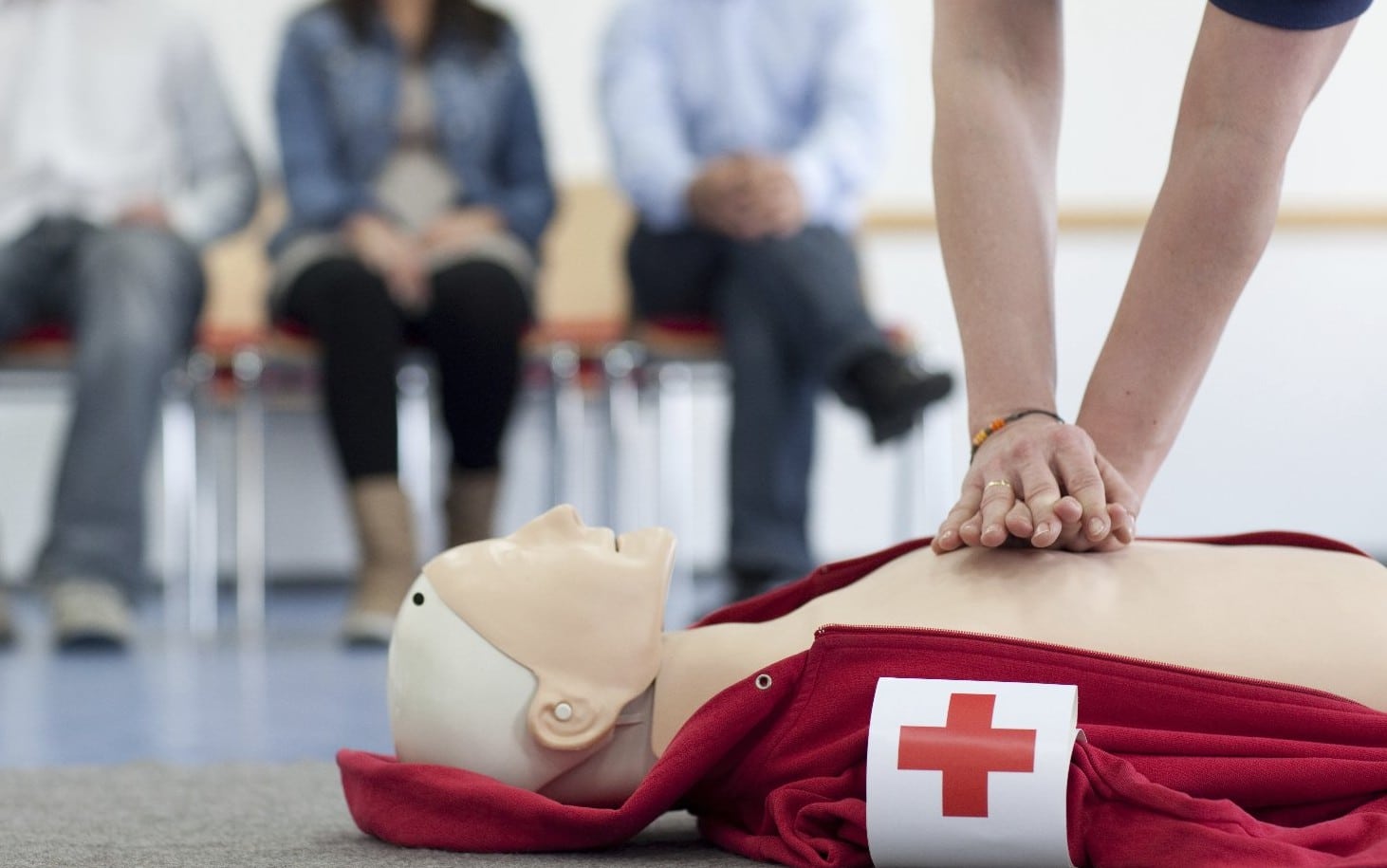 Получали различную поддержку. Оказание первой помощи фото. First Aid course. Обучение первой помощи. Срочная медпомощь картинки.