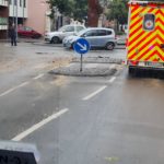 Auto und Wege durch Wasser zerstört